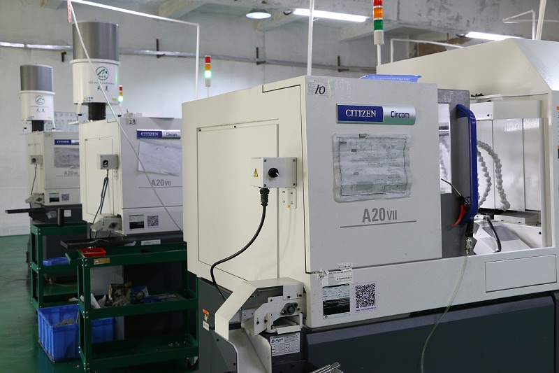 CNC加工中心和CNC車床加工都屬于CNC機(jī)床。它們的加工性能高于普通機(jī)床。優(yōu)點(diǎn)是自動(dòng)化程度高。車床稱為CNC車床，配備CNC系統(tǒng)的銑床稱為CNC銑床，刀庫安裝在CNC銑床上，則稱為加工中心。