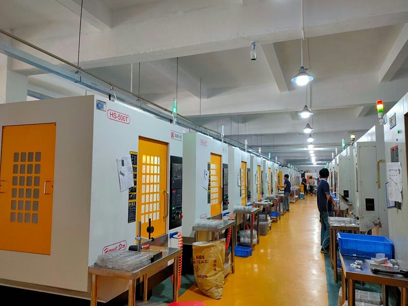 CNC加工中心和CNC車床加工都屬于CNC機(jī)床。它們的加工性能高于普通機(jī)床。優(yōu)點(diǎn)是自動(dòng)化程度高。車床稱為CNC車床，配備CNC系統(tǒng)的銑床稱為CNC銑床，刀庫安裝在CNC銑床上，則稱為加工中心。